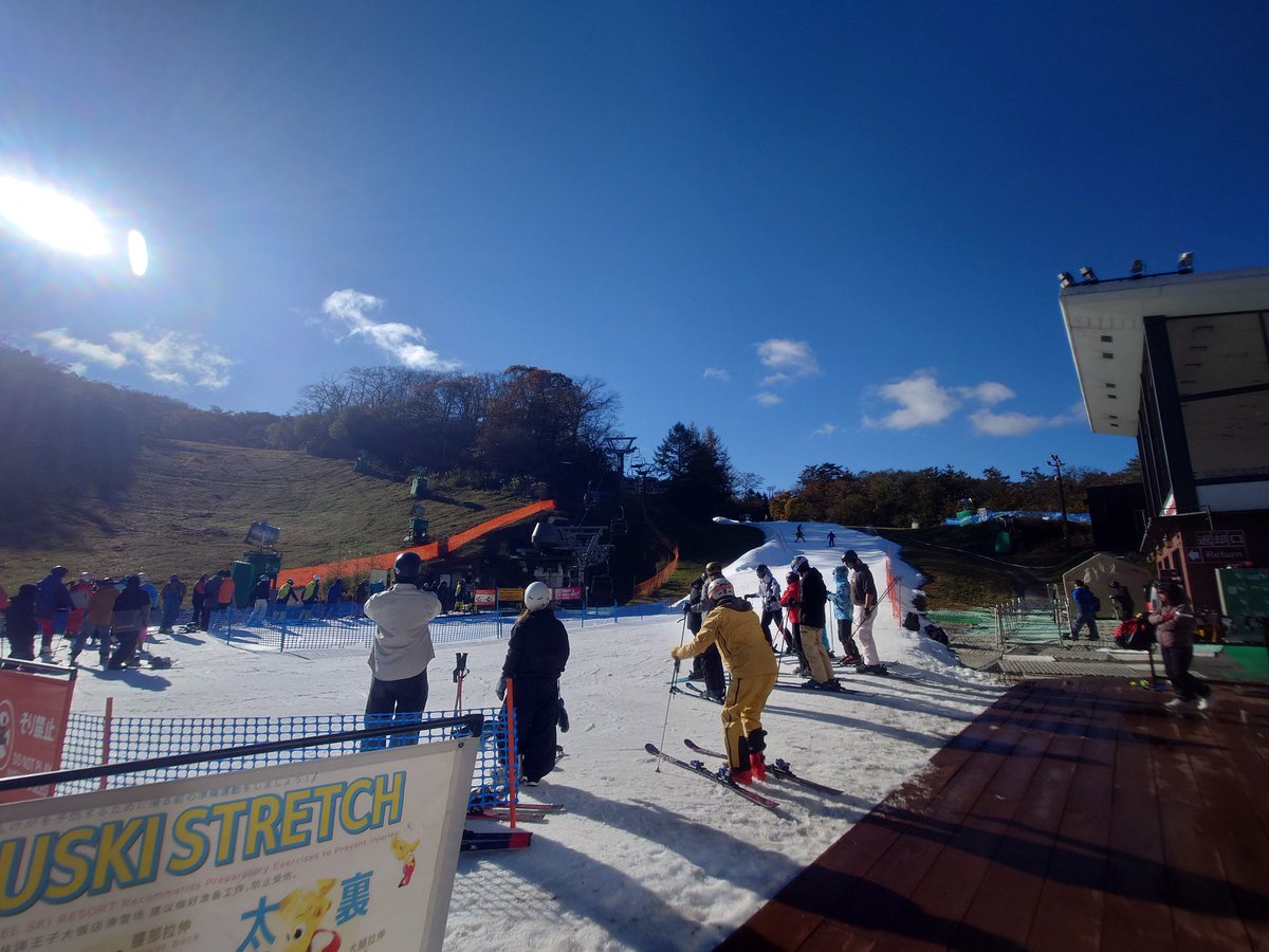 Rphous_M's tweet photo. スノボシーズンイン！🏂
イエティ今日もクローズだったので軽井沢プリンスホテルスキー場初訪問、雪思ったよりあって良き良き👍
紅葉も見れて景色も最高や～🍁 https://t.co/OU1MiT6EUS