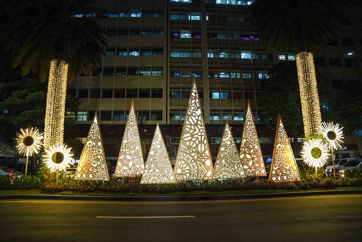 PhilstarNews's tweet photo. ✨ KUMUKUTIKUTITAP ✨ 

Trees adorned with Kapampangan-inspired Christmas lights and decorations on display at the Ayala Triangle, Makati City, on Wednesday, November 6. | via @AnjeeAndaya https://t.co/Y8U7VBJGtb
