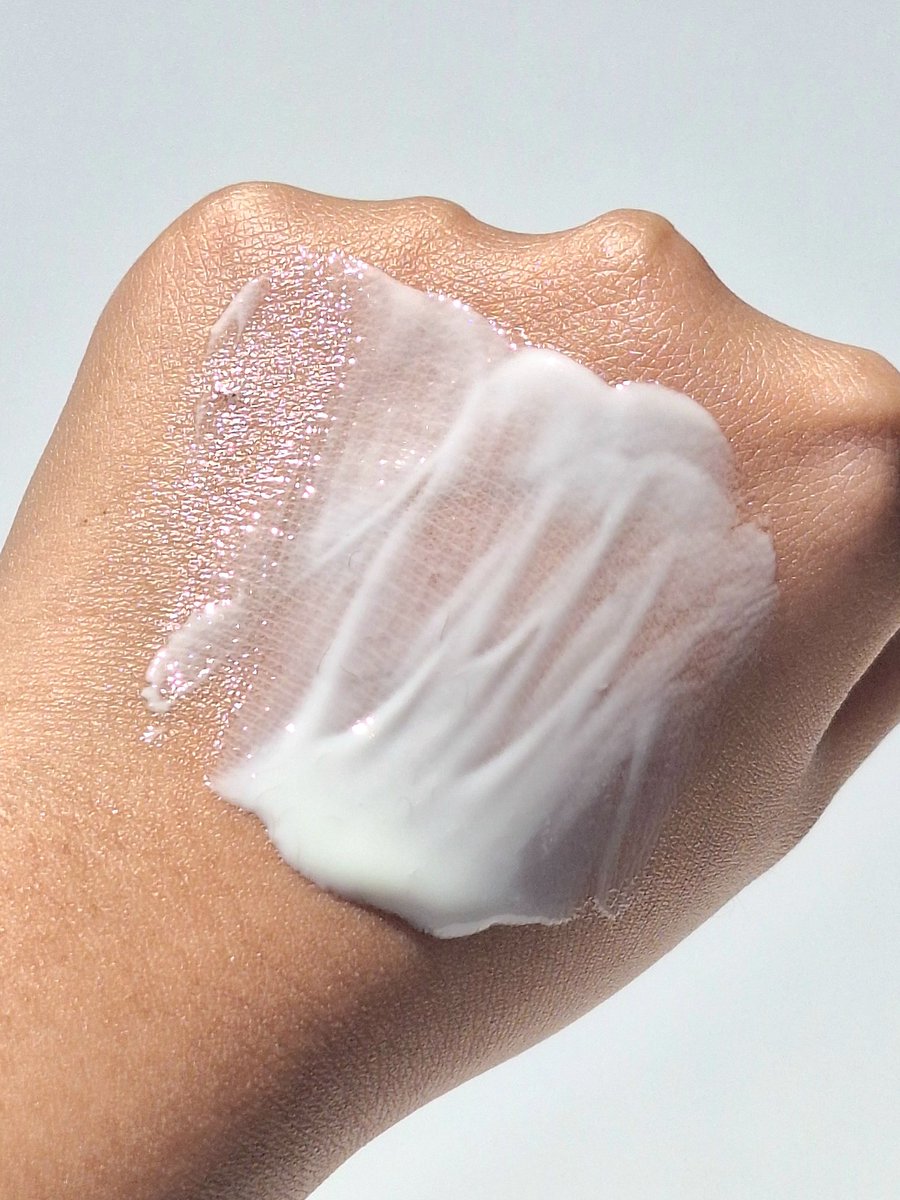 sunfloliz's tweet photo. Gak mau gatekeep SUNSCREEN PAKET KOMPLIT 🙅

Udah mah ringan, no whitecast, gak bikin sumuk, bisa dipake jadi PRIMER juga lagi...

Kepoin sih kt gw mah 🫵 https://t.co/iNbKqzGMIv