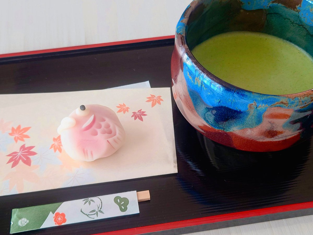 鯛とお抹茶🍃

炉開きが終わりました😭初めて正客になり、もうずっと心が休まらなかった……無事終わった😭先生が亭主で、手作りの点心を食べお点前が見れ幸せです😭炭も暖かかった🩷疲れたのでおうち抹茶しながら明日までゆっくりします😌

#木漏れ日のお茶会 #茶好連
#おうちカフェ #おうち抹茶