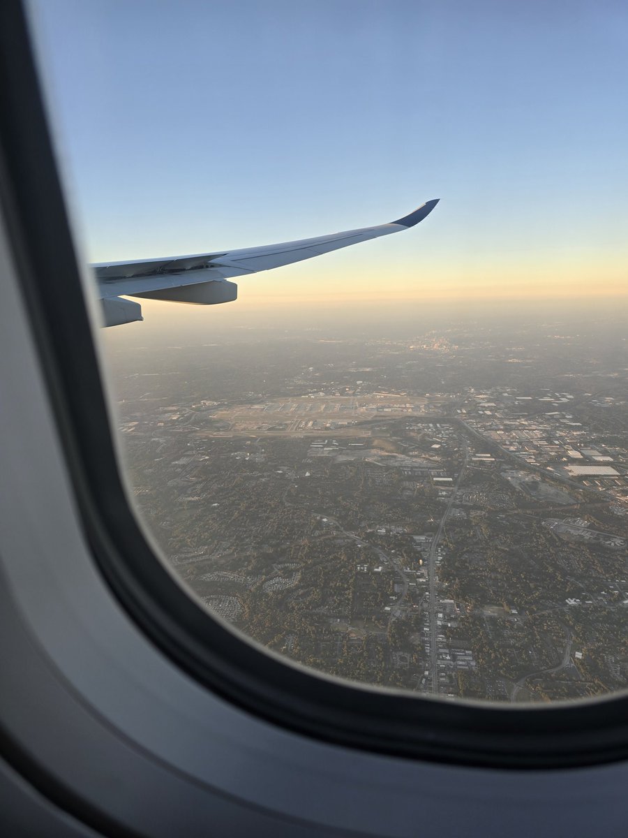 AirNavRadar's tweet image. 📸 Here’s one for the window-seat fans! One of our crew members captured this amazing view of Atlanta’s Hartsfield-Jackson Airport (ATL) from above. According to our stats, with an average of 2,194 daily movements, it’s the busiest airport in the world! #Aviation #ATL #FromAbove