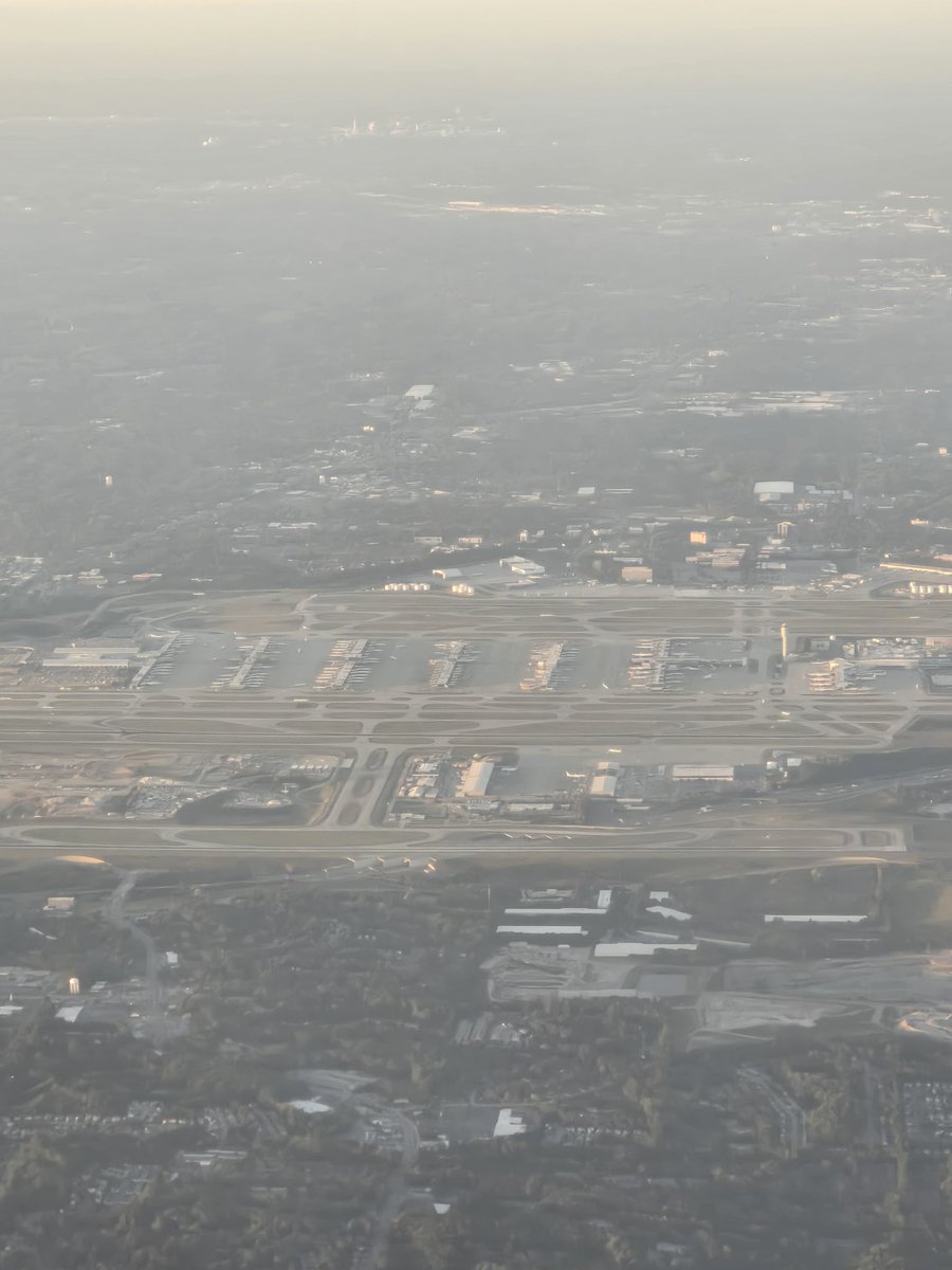 AirNavRadar's tweet image. 📸 Here’s one for the window-seat fans! One of our crew members captured this amazing view of Atlanta’s Hartsfield-Jackson Airport (ATL) from above. According to our stats, with an average of 2,194 daily movements, it’s the busiest airport in the world! #Aviation #ATL #FromAbove
