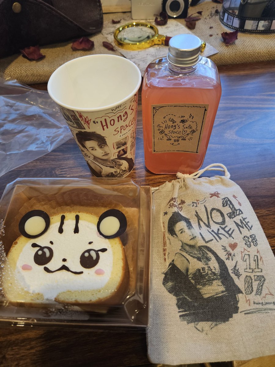 basicbechgamer's tweet image. Thank you for hosting a beautiful event for our captain. It is beautifully designed and enjoyable. 

@hongsafespace 
#HONG_safe_space #A_place_like_no_other_KHJ 
#우리의_보금자리_홍중 
#ATEEZ #HONGJOONG #홍중