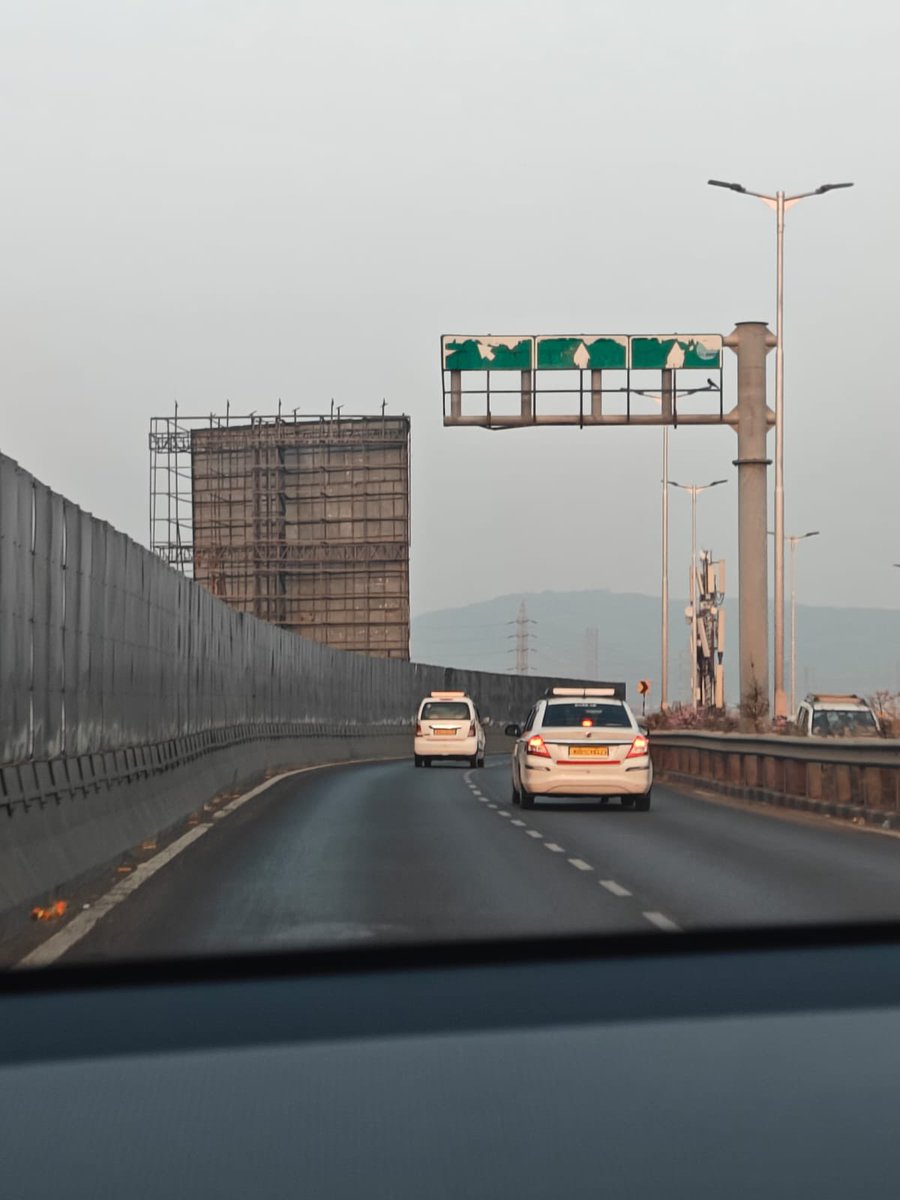kumshah's tweet photo. Hardly anything left of road #signboard on eastern #freeway @mybmc -kindly take immediate action @MTPHereToHelp https://t.co/AzuZ5nj1og