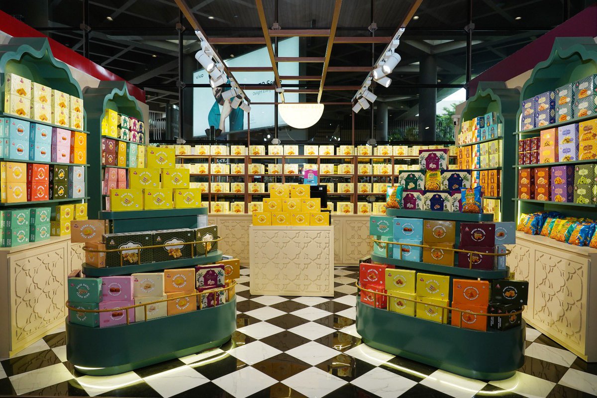 CSMIA_Official's tweet photo. *Sweeten the reunion!* Before you exit, grab a box of happiness for your loved ones from The Mithai Store and make the homecoming even sweeter! Outlet located at Terminal-2, Arrivals.
#SweetTreats #BoxOfHappiness #AirportShopping #MumbaiAirport #GiftOfJoy #BringHomeSweetness https://t.co/zXjfuX0j4E