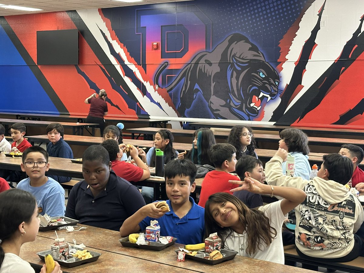 PalmLanePride's tweet photo. We are grateful for the amazing transformation of our cafeteria! It is “pawsitively” perfect! @PalmLanePride @ScottNighCSD83 @CartwrightSD #BeTheGameChanger #oneteamunafamilia https://t.co/QVinwElM3j