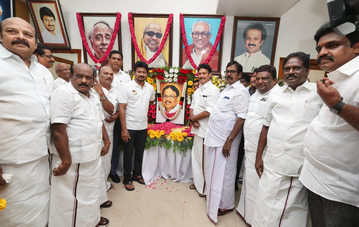 Udhaystalin's tweet photo. நம் நெஞ்சமெல்லாம் நிறைந்திருக்கும் ‘முரசொலி’ செல்வம் மாமாவின் திருவுருவப்படத்தை தஞ்சை மத்திய மாவட்டக்கழக அலுவலகமான தஞ்சை கலைஞர் அறிவாலயத்தில் இன்று திறந்து வைத்து, மலர்தூவி மரியாதை செலுத்தினோம்.

சொல்லாகவும் - எழுத்தாகவும் இருந்து நம்மை வழிநடத்திக் கொண்டிருக்கும் செல்வம் மாமாவின் புகழ் ஓங்கட்டும்!

@SSP_MANICKAM @sivasankar1ss 
@Anbil_Mahesh @TRBRajaa @Govichezhian #DuraiChandrasekaran @NeelamegamTkg @Murasoli_tnj #AKSVijayan @sunramanathan_