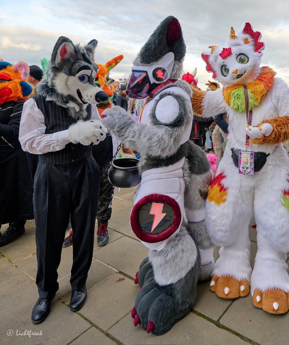 8BitProtogen's tweet image. From my time at the Halloween walk in my City ^^ 

#Protogen #Furry #Fursuit #FursuitEveryday 

📷 Lichtfreak
