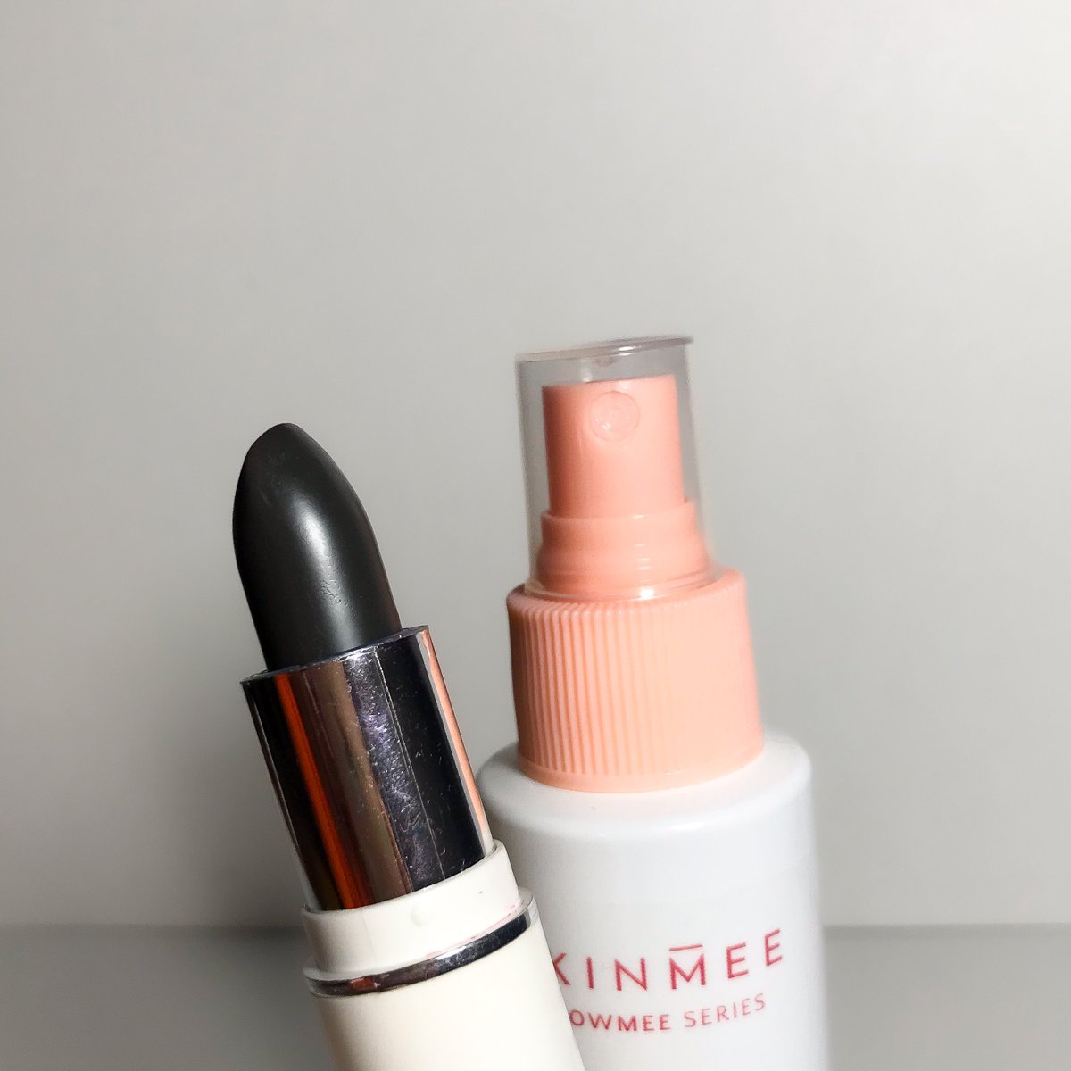 AKU MENEMUKAN PRODUK AJAIB! 😱

Lip balm kok warna hitam??? Ada face spray serbabisa serbaguna??? Bener-bener ajaib sekaliii. 😖