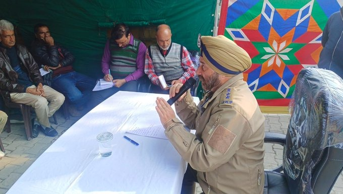 jindadlKashmir's tweet image. #SaveDriveSaveLife An awareness program conducted by the Traffic Rural #Kashmir Office under JKPS R P Singh aims to promote road safety &amp;amp; responsible driving.

Together let’s make every journey safer.

#RoadSafety #SafeDriving #AnushkaShetty #ThugLife #NationalCancerAwarenessDay