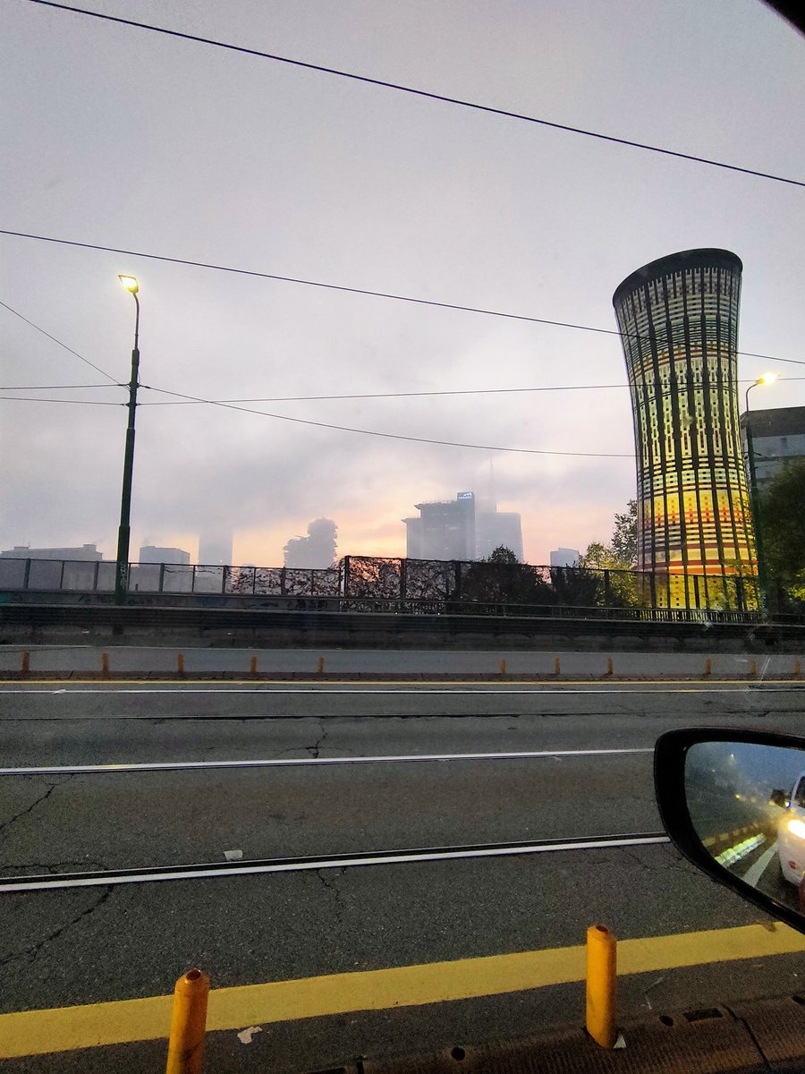 ShyDreamerIT's tweet photo. Lo skyline milanese stamani è nebbioloso https://t.co/ub7OVwvUzj