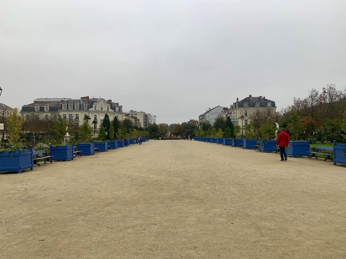 Ve_Bouchard's tweet photo. Un jour férié à Angers,tu ménages tes pieds car tu vas marcher ou pédaler et c'est bon pour ta santé #Angers #JeudiPhoto https://t.co/dfQIN3NF19
