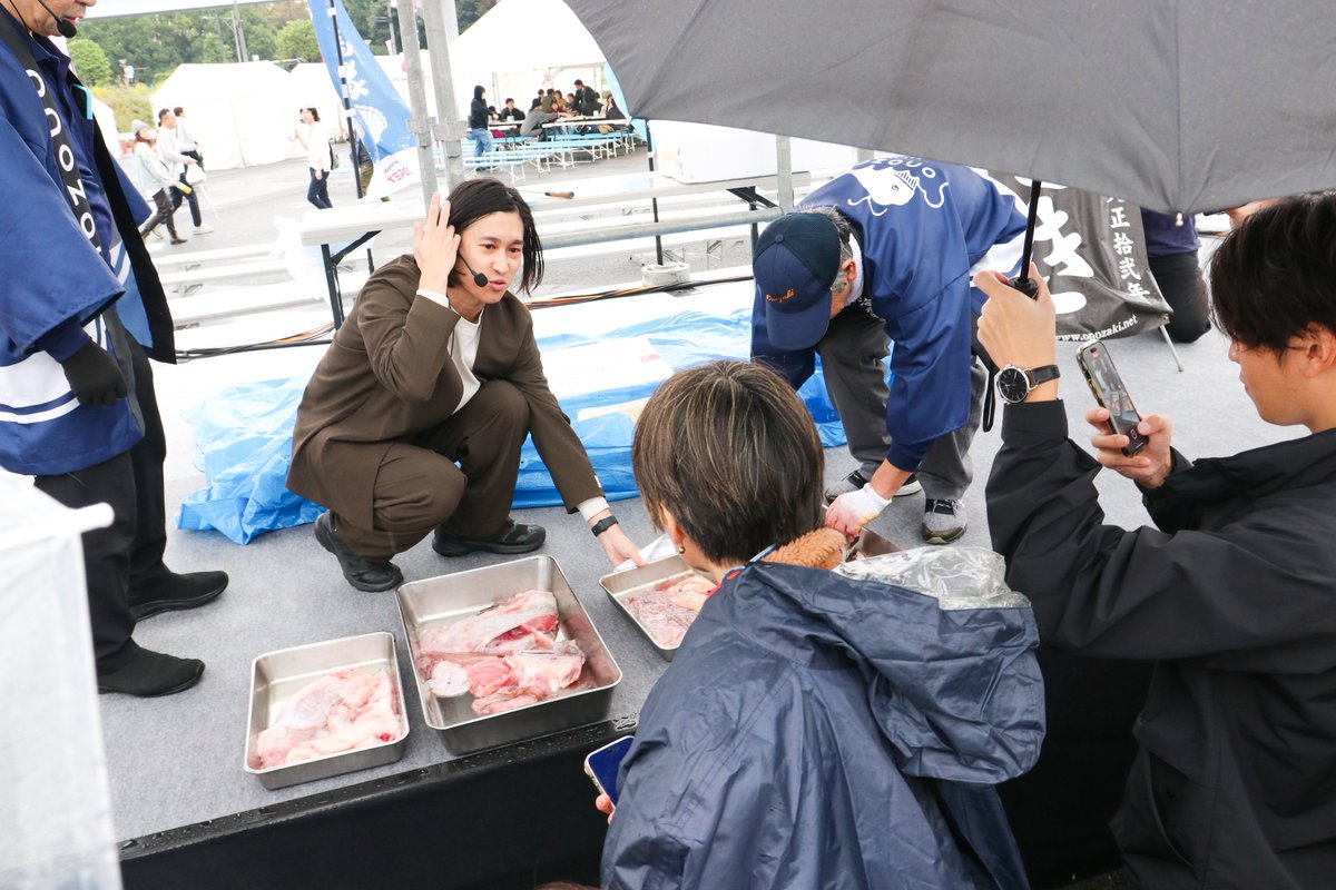 11月1日から4日まで、お台場で開催された「魚ジャパンフェス」。そのステージショーとして「あんこうの吊るし切り」を実施しました！
吊るし切りを行ったのは、福島県いわき市の魚屋「おのざき」！相馬原釜産の12kg超えの巨大なあんこうが登場すると、観客席からは驚きの歓声が上がっていました！