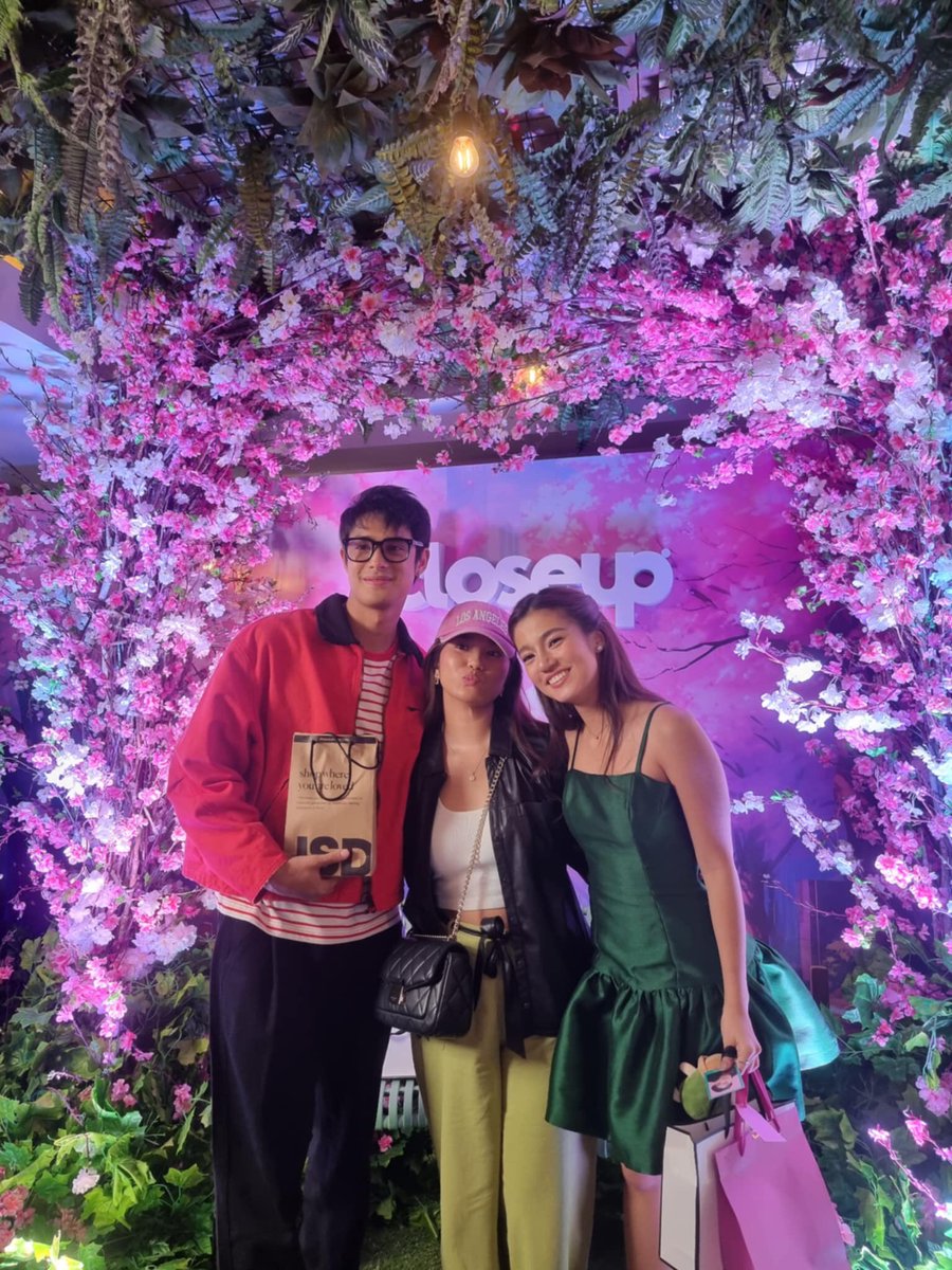 palagitinknato's tweet image. from being a fan in a wheelchair /w 11 meds to being able to stand beside you all the way from batangas /w two healthy legs & only 6 meds left.
you’ve come a long way & so did I. ily always.🥹
LIMANG TAON DONBELLE
#DonnyPangilinan | #BelleMariano
#DonBelle | #DONBELLEmpire