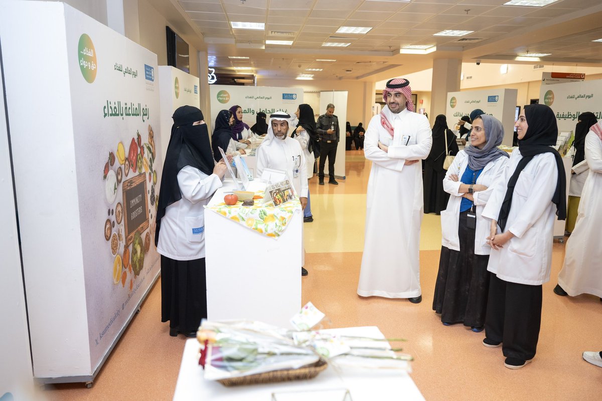 ksumedicalcity's tweet photo. نظّم قسم التغذية العلاجية في #المدينة_الطبية_الجامعية بجامعة الملك سعود معرضاً توعوياً تزامناً مع " اليوم العالمي للغذاء " وتضمّن المعرض العديد من الأركان التوعوية التي تهدف إلى تعزيز الوعي حول أهمية التغذية المتوازنة وتأثيرها على الصحة، وتقديم معلومات دقيقة حول العناصر الغذائية وفوائدها على الجسم والوقاية من الأمراض، بحضور المدير الطبي لمستشفى الملك خالد الجامعي د.لطيفة الدخيل ونائب المدير الطبي للحالات الحرجة والمساندة د.عبدالمجيد التويجري.