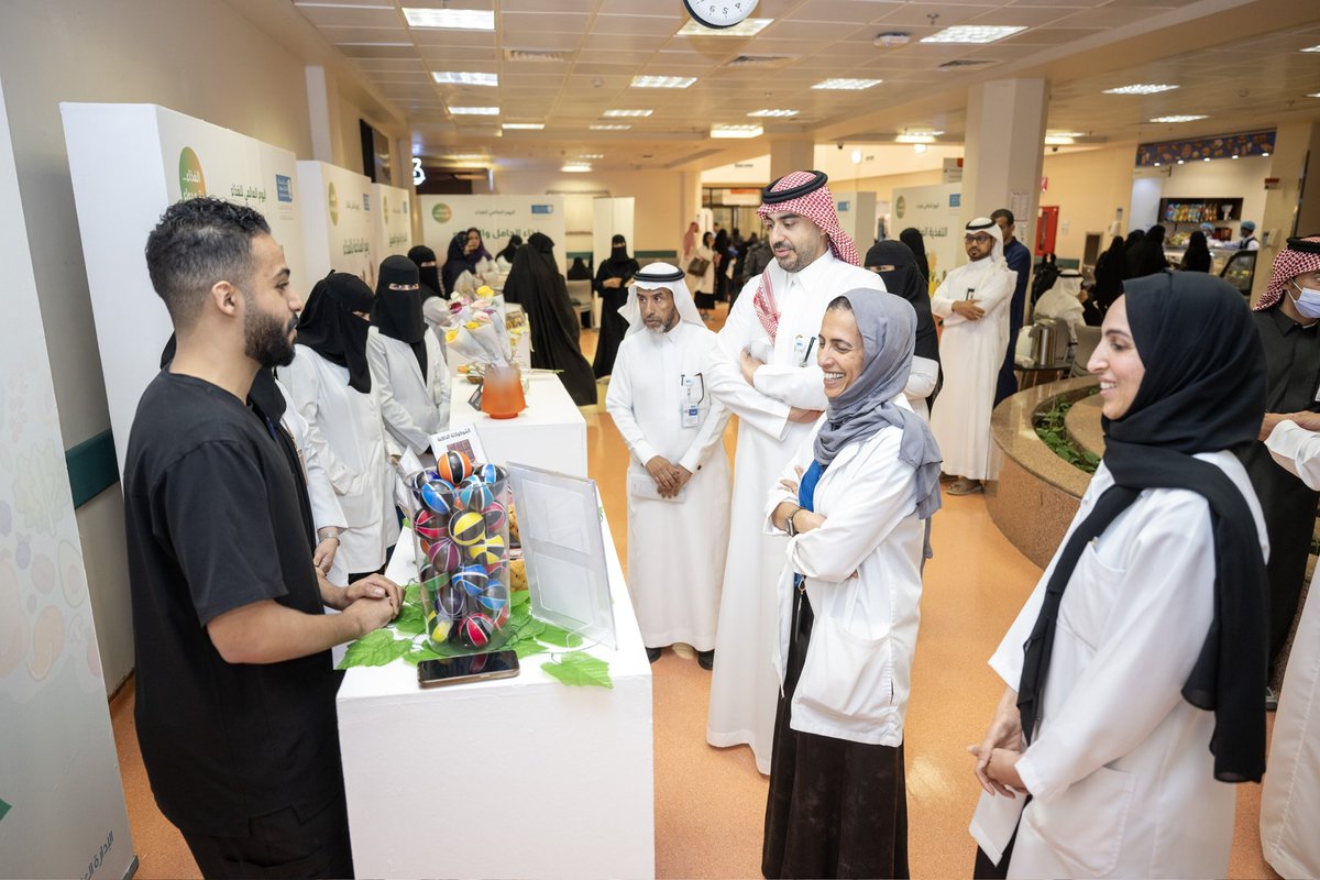ksumedicalcity's tweet photo. نظّم قسم التغذية العلاجية في #المدينة_الطبية_الجامعية بجامعة الملك سعود معرضاً توعوياً تزامناً مع " اليوم العالمي للغذاء " وتضمّن المعرض العديد من الأركان التوعوية التي تهدف إلى تعزيز الوعي حول أهمية التغذية المتوازنة وتأثيرها على الصحة، وتقديم معلومات دقيقة حول العناصر الغذائية وفوائدها على الجسم والوقاية من الأمراض، بحضور المدير الطبي لمستشفى الملك خالد الجامعي د.لطيفة الدخيل ونائب المدير الطبي للحالات الحرجة والمساندة د.عبدالمجيد التويجري.