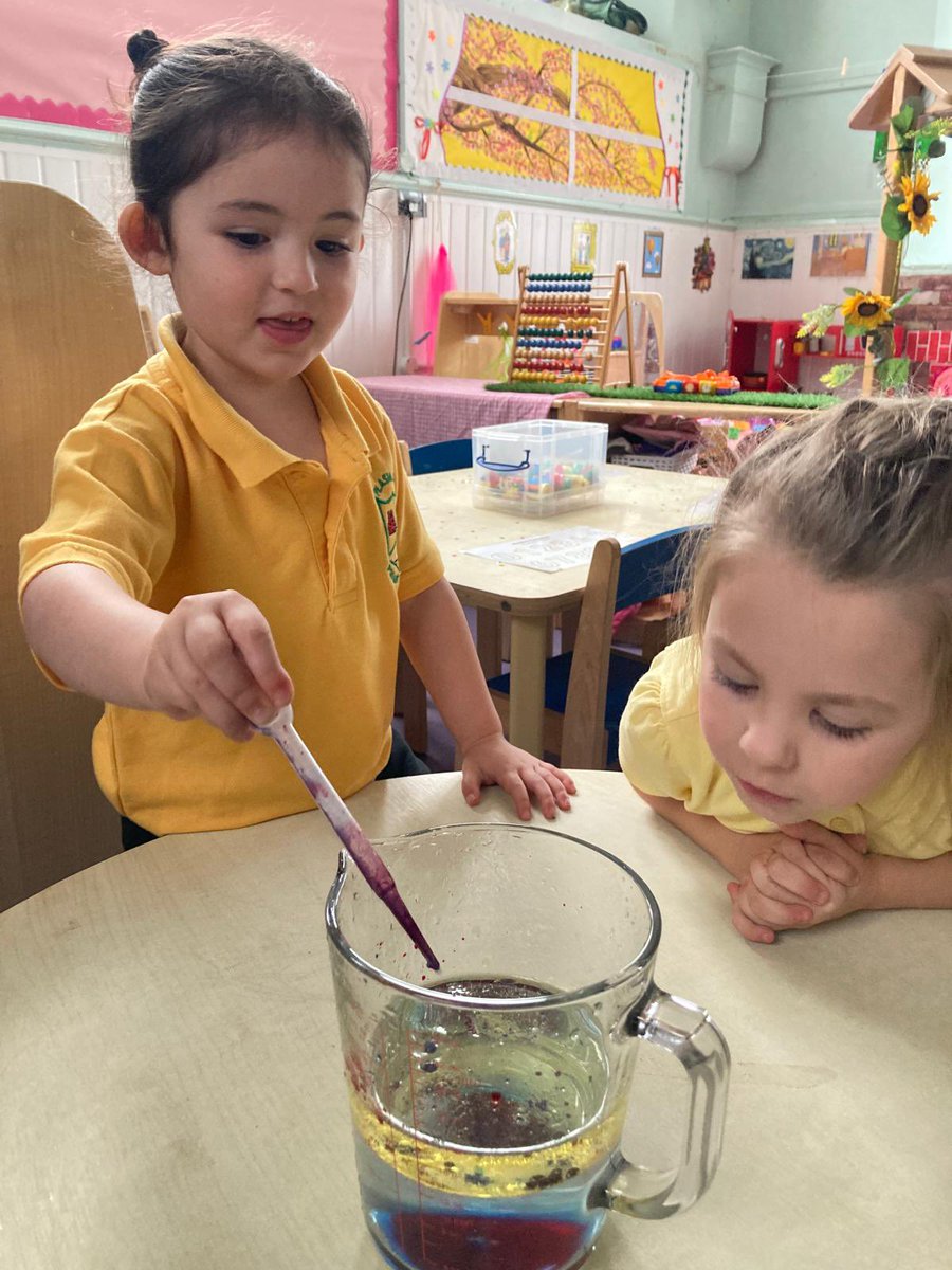 PlasmarlPrimary's tweet photo. @plasreception had lots of fun making fireworks in a jar!! 🎆 https://t.co/jkv6yzUp1Z