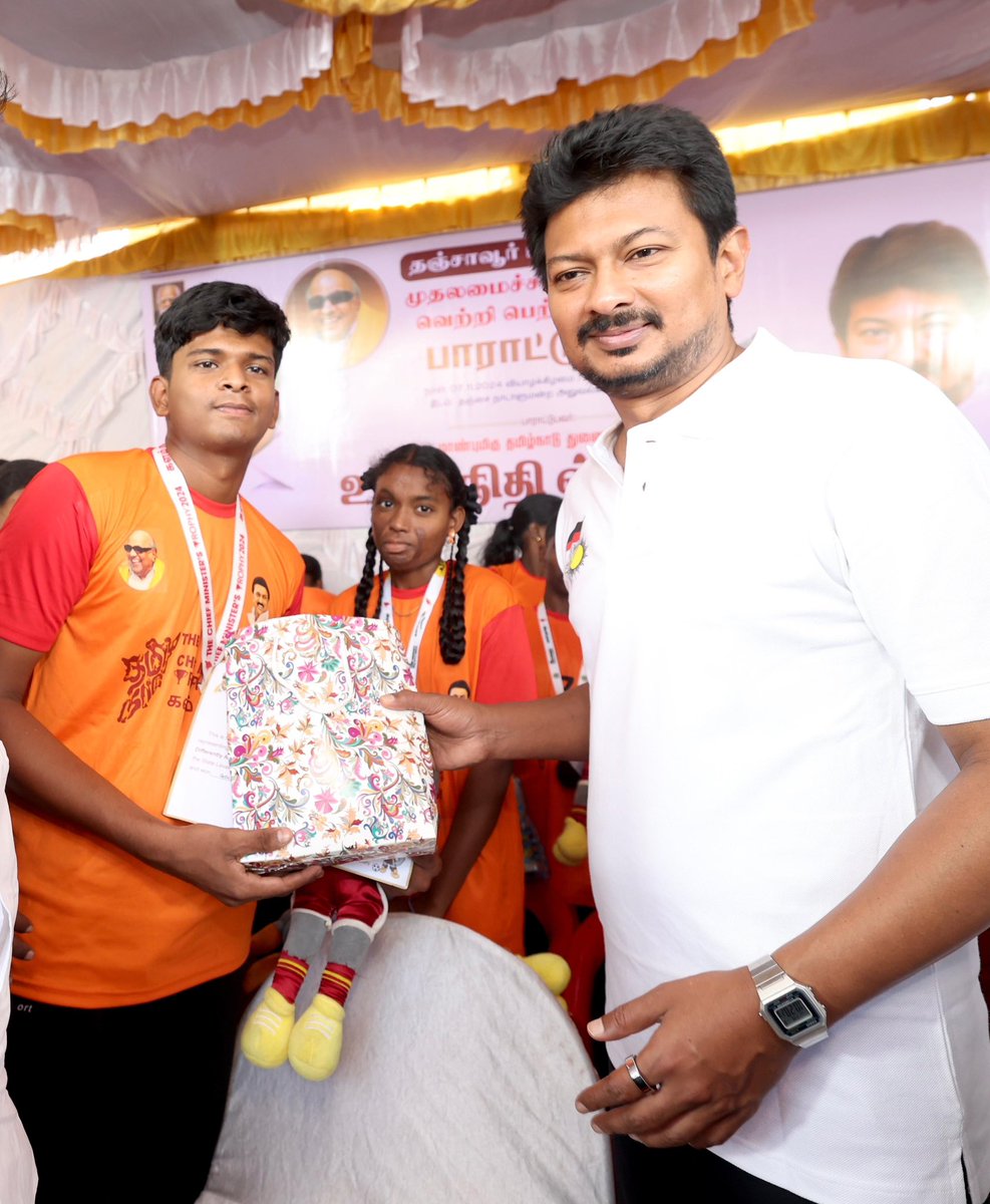 Udhaystalin's tweet photo. தஞ்சாவூர் மக்களவைத் தொகுதியின் கழக நாடாளுமன்ற உறுப்பினர் சகோதரர் ச.முரசொலி அவர்களின் மக்களவை உறுப்பினர் அலுவலகத்தையும், அங்கு அமைக்கப்பட்டுள்ள நூலகத்தையும் தஞ்சாவூரில் இன்று திறந்து வைத்தோம்.

மேலும், முதலமைச்சர் கோப்பை விளையாட்டுப் போட்டிகள் 2024-ல் தஞ்சாவூர் மாவட்ட அளவில், மாற்றுத்திறனாளிகள் பிரிவில் வெற்றி பெற்ற வீரர் - வீராங்கனையருக்கு பரிசுகளை வழங்கி வாழ்த்தினோம்.

தஞ்சை மக்களவை உறுப்பினர் அலுவலகத்தின் வாயிலாக பொதுமக்கள் தங்கள் கோரிக்கைகளை - தேவைகளை தெரிவித்து, அவற்றை நிறைவேற்றிக் கொள்ள என் அன்பும், வாழ்த்தும்!

@SSP_MANICKAM @Anbil_Mahesh @TRBRajaa @Govichezhian @SKDMKTJ 
 #DuraiChandrasekaran @Murasoli_tnj @sunramanathan_