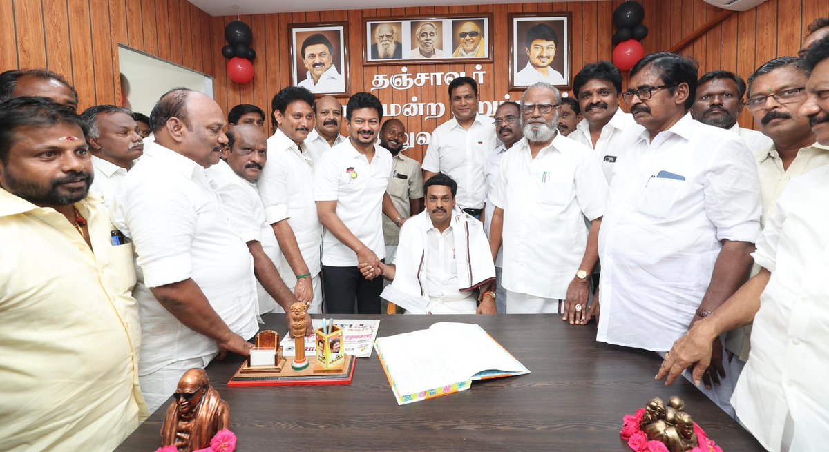 Udhaystalin's tweet photo. தஞ்சாவூர் மக்களவைத் தொகுதியின் கழக நாடாளுமன்ற உறுப்பினர் சகோதரர் ச.முரசொலி அவர்களின் மக்களவை உறுப்பினர் அலுவலகத்தையும், அங்கு அமைக்கப்பட்டுள்ள நூலகத்தையும் தஞ்சாவூரில் இன்று திறந்து வைத்தோம்.

மேலும், முதலமைச்சர் கோப்பை விளையாட்டுப் போட்டிகள் 2024-ல் தஞ்சாவூர் மாவட்ட அளவில், மாற்றுத்திறனாளிகள் பிரிவில் வெற்றி பெற்ற வீரர் - வீராங்கனையருக்கு பரிசுகளை வழங்கி வாழ்த்தினோம்.

தஞ்சை மக்களவை உறுப்பினர் அலுவலகத்தின் வாயிலாக பொதுமக்கள் தங்கள் கோரிக்கைகளை - தேவைகளை தெரிவித்து, அவற்றை நிறைவேற்றிக் கொள்ள என் அன்பும், வாழ்த்தும்!

@SSP_MANICKAM @Anbil_Mahesh @TRBRajaa @Govichezhian @SKDMKTJ 
 #DuraiChandrasekaran @Murasoli_tnj @sunramanathan_