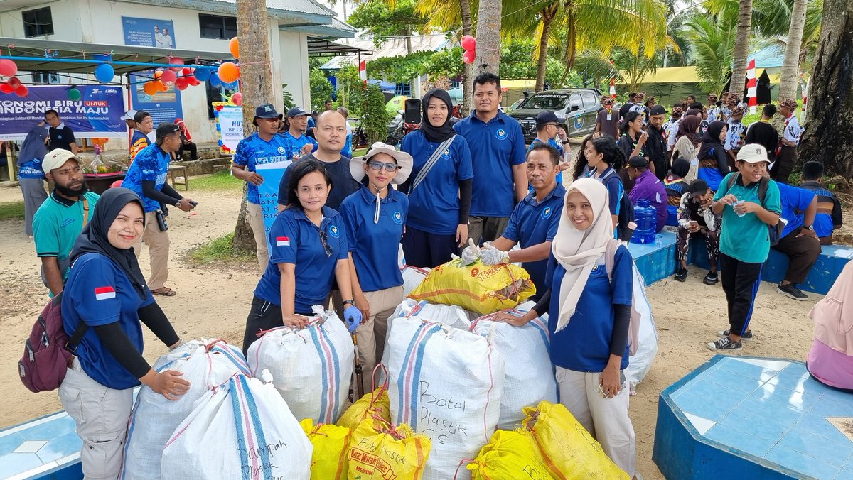 Jean_Voin_'s tweet photo. Sabtu(26/10/2024) Jean Voin Pattikawa,S.Pi bersama seluruh penyuluh kota Sorong  mengikuti kegiatan bersih pantai dlm rangka HUT KKP yg ke 25 Tahun di Pantai Akademi Perikanan Sorong. 
#GiatLuhkanSatminkalAmbon
#luhlapor https://t.co/ZaHsBEMcI9