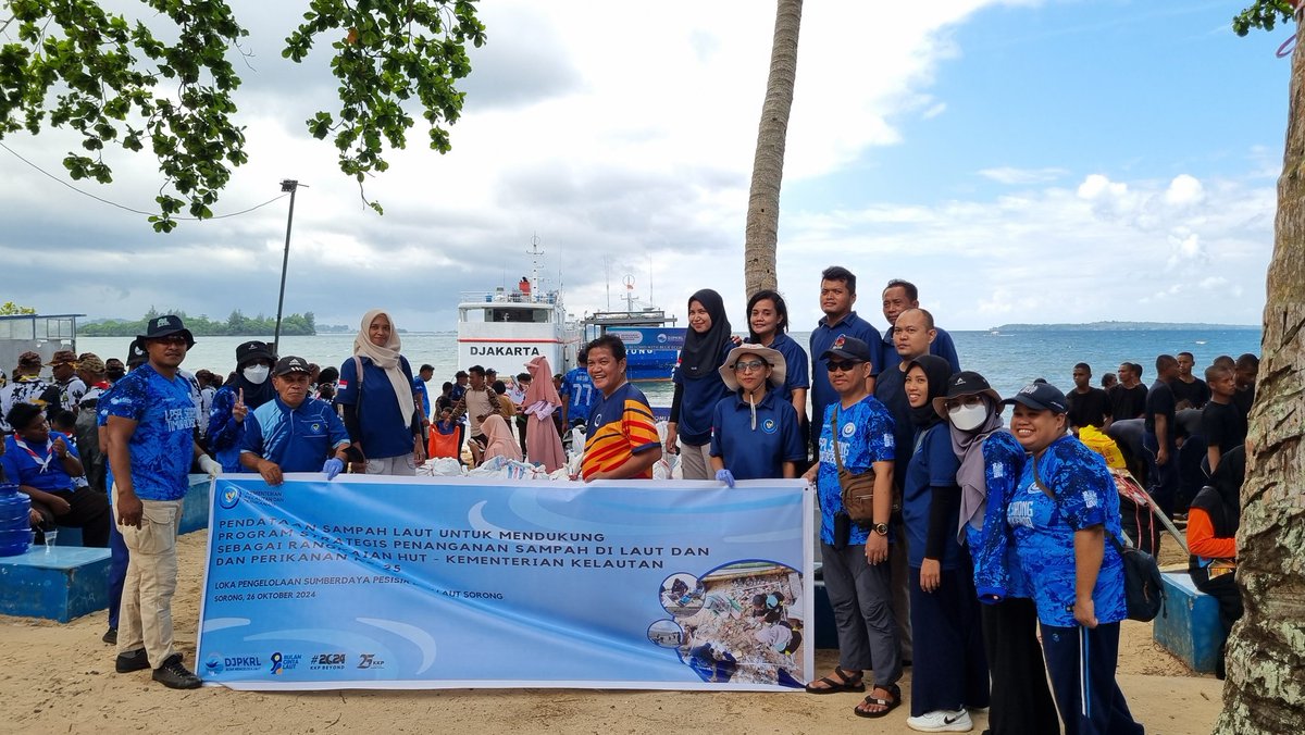 Jean_Voin_'s tweet photo. Sabtu(26/10/2024) Jean Voin Pattikawa,S.Pi bersama seluruh penyuluh kota Sorong  mengikuti kegiatan bersih pantai dlm rangka HUT KKP yg ke 25 Tahun di Pantai Akademi Perikanan Sorong. 
#GiatLuhkanSatminkalAmbon
#luhlapor https://t.co/ZaHsBEMcI9