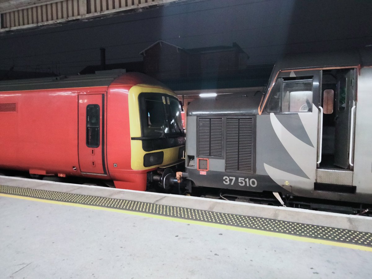 Harrod15S's tweet photo. Early start to grab the RM 325 units (006 / 013) on their final journey π₯ down to Sims Scrap yard at Newport, ROG tractor 37510 Orion at the head of the procession stopping for a driver change at Doncaster P4 this morning
#class37 #class325 #trains @TheGrowlerGroup #Doncaster https://t.co/uZaRkgK23P