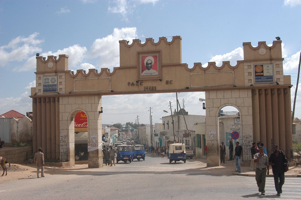 Landoforigins's tweet photo. Ever visited Harar, the 4th holiest city in Islam and a UNESCO World Heritage Site? This bustling city is alive with colorful markets, fascinating museums, and much more! For thrill-seekers, don’t miss the chance to feed hyenas. #LandOfOrigins #VisitEthiopia #Harar https://t.co/LymYxpzoKf