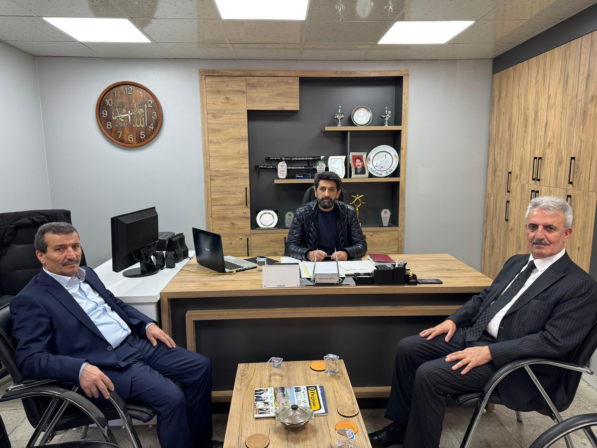 Uzun yıllardır Bingöl Gazeteciler Cemiyeti Başkanlığını yürütmekte olan Sayın Mahmut Arda’yı ziyaret ettik. Doğal olarak  sohbetimizin konusu “yerel basın” oldu. Sn başkanımız bizleri hem  yerel basınımızın ehemmiyeti hemde sıkıntıları hakkında bigilendirdi. Ayrıca yerel basının