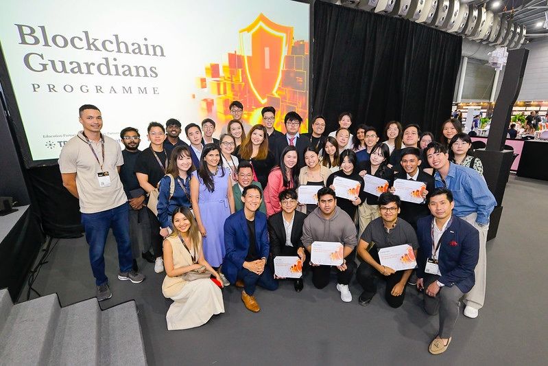 Incredible moment watching the first cohort of Blockchain Guardians graduate from the program @elevandi <a href="/cryptocom/">Crypto.com</a> <a href="/trmlabs/">TRM Labs</a> <a href="/sgfintechfest/">Singapore FinTech Festival</a> 🌟

bye 🇸🇬, time for 🇹🇭