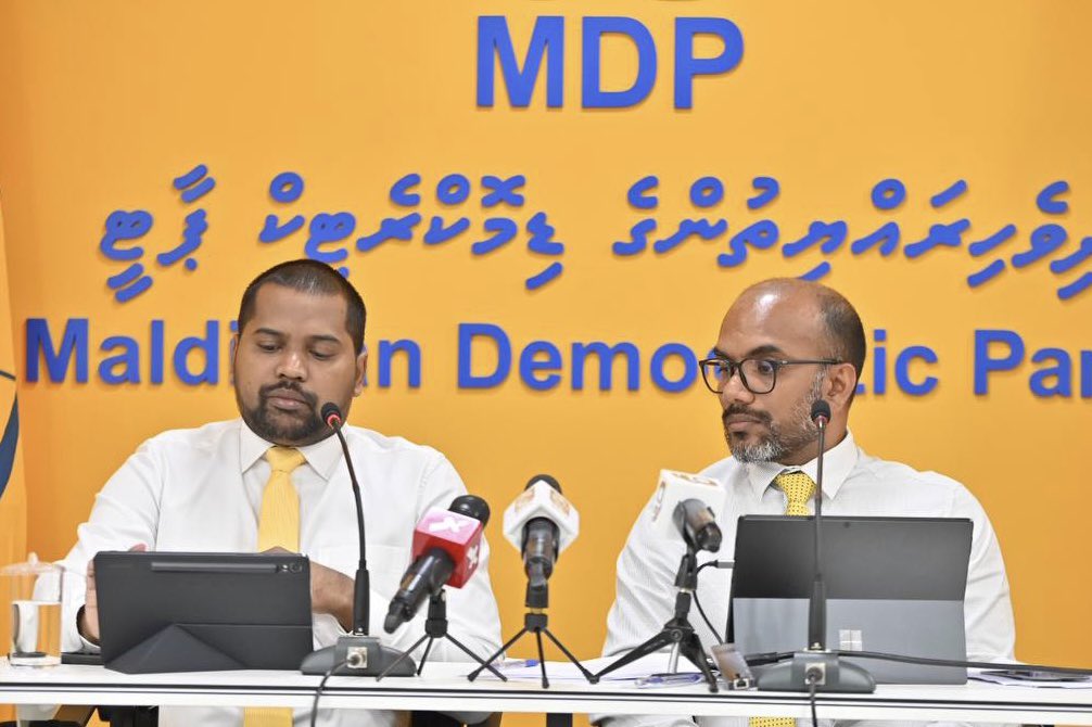 MDPSecretariat's tweet photo. އެމްޑީޕީން ބާއްވާ ނޫސްވެރިންގެ ބައްދަލުވުން ކުރިއަށްދަނީ.
#MdpPress https://t.co/5szsKb5LpH