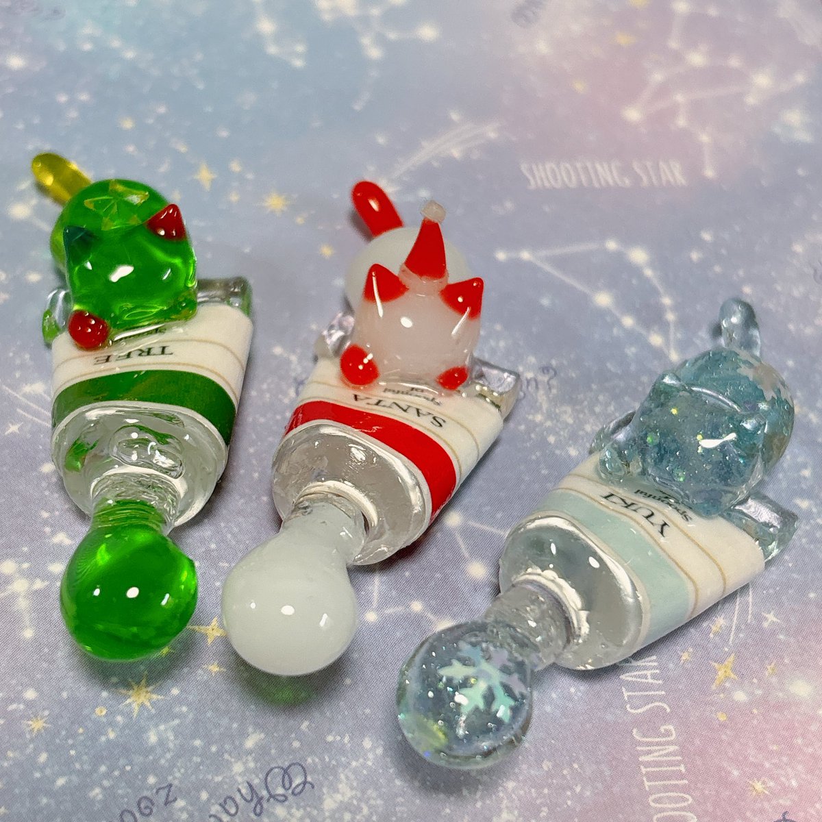 クリスマス限定いたずらにゃんこ達が完成しましたーー！！！🎄.*
今月はマルシェ出店が3件もあるので、この子達持っていきます🫶
出店が終わればminneに並びます🐱*↟⍋*↟⁡⁡

 #ハンドメイド  #レジン  #ねこ  #ハンドメイド好きさんとつながりたい