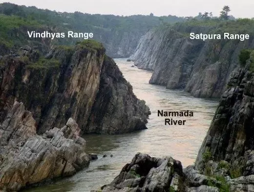 kavitha129's tweet photo. #DoYouKnow
The two main west flowing rivers in #India the #Narmada and the #Tapti, do not form deltas.
They flow through faults (linear rift, rift valley, trough) created by the bending of the northern peninsula during the formation process of the Himalayas https://t.co/hdu3ObAioB