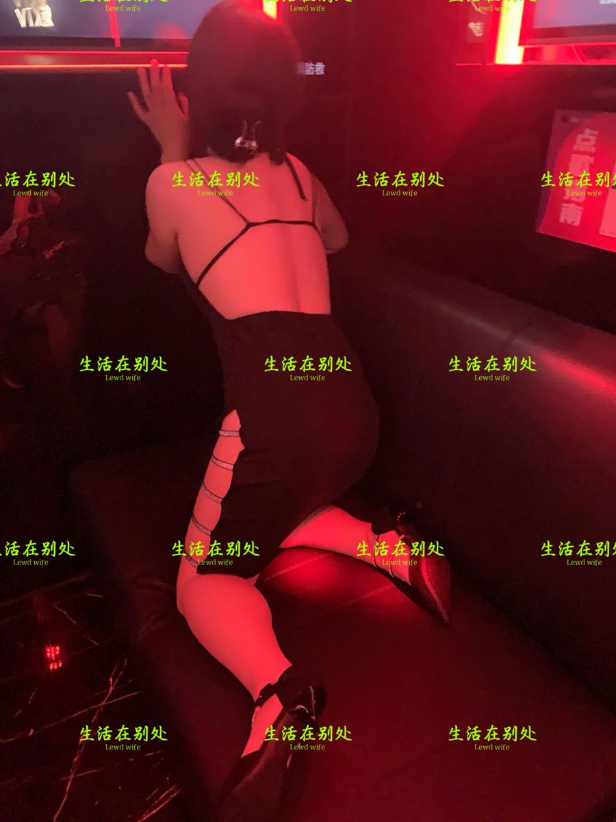 淫妻篇
KTV5
两件现场衣服的背影杀，不得不说，要是说性感诱人肯定还是图2的，但是图1可以让人7️⃣穿着去上班，想想她穿着这件衣服在office里穿梭的时候，她会不会想到她自己在包厢里表现出来的淫贱画面呢… https://t.co/f87sluJMYk