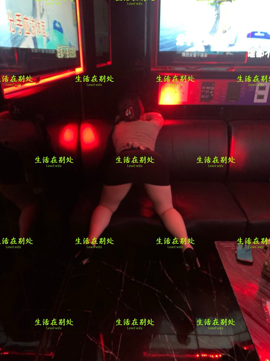 淫妻篇
KTV5
两件现场衣服的背影杀，不得不说，要是说性感诱人肯定还是图2的，但是图1可以让人7️⃣穿着去上班，想想她穿着这件衣服在office里穿梭的时候，她会不会想到她自己在包厢里表现出来的淫贱画面呢… https://t.co/f87sluJMYk