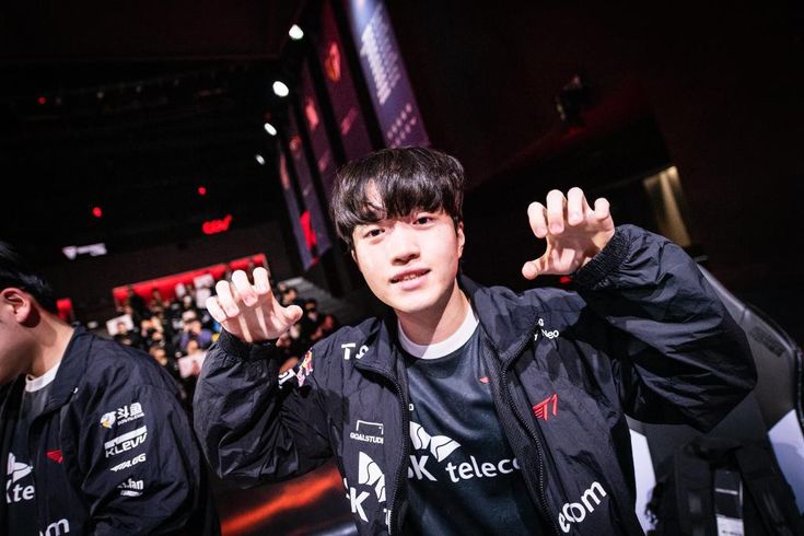 T1keriapics's tweet photo. KOTD: Keria of the Day 🖤

His little lion pose 🦁 https://t.co/SlmuSin0Y5