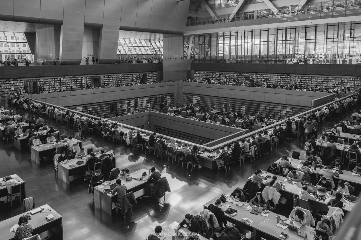 17780507Com's tweet photo. This is a set of photos I took inside the National Library of China. The library's modern design is perfectly combined with traditional elements. The tall glass walls bring in natural light. Many people who like reading will stay here for a long time.#photograph #ChinaTravel https://t.co/dRbRNGXJJE