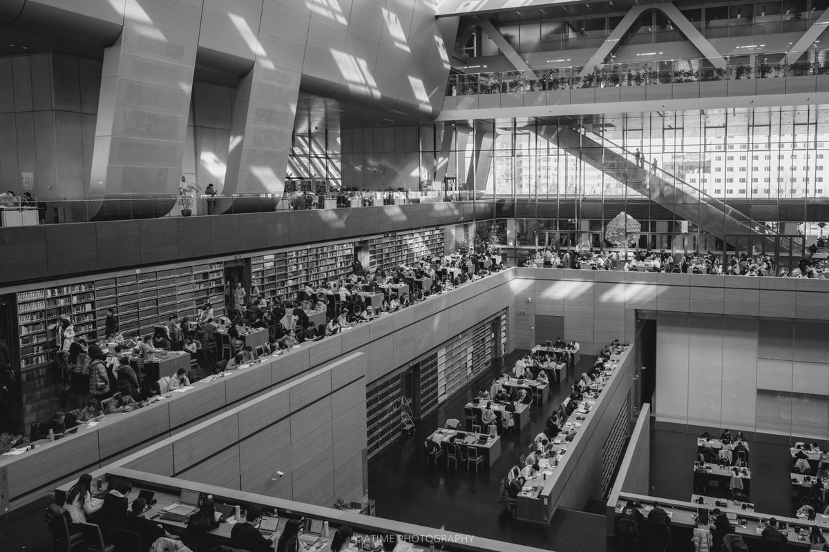 17780507Com's tweet photo. This is a set of photos I took inside the National Library of China. The library's modern design is perfectly combined with traditional elements. The tall glass walls bring in natural light. Many people who like reading will stay here for a long time.#photograph #ChinaTravel https://t.co/dRbRNGXJJE