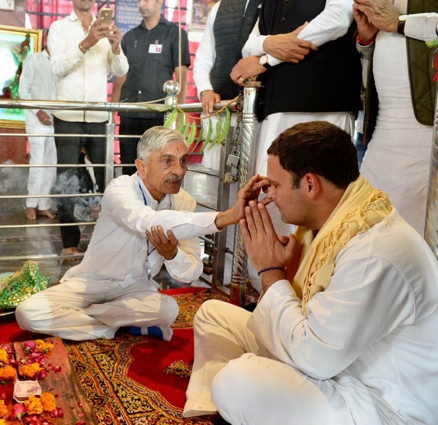 ChiragSirana's tweet photo. क्या खाक संस्कार है राहुल गांधी में

बौद्ध भिक्षु सुराई ससाई जी के सामने किस तरह से अकड़ कर खड़े है।

ससाई जी 89 years के है जो सोनिया गांधी से 12 years बड़े है।

दुसरी तरफ पत्थर और पाखंडीयो के सामने नतमस्तक होते हैं

शर्म आनी चाहिए राहुल गांधी को 
@BhimArmyChief https://t.co/Cwm9TRZtSU