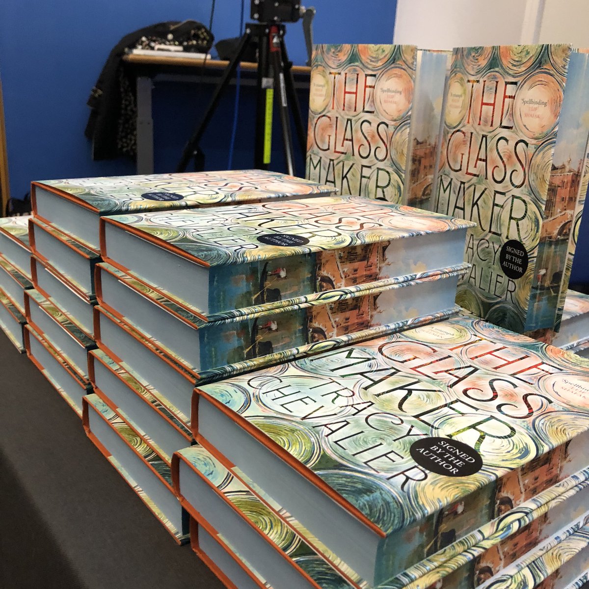 Wow! what a fantastic evening we enjoyed in Leeds with <a href="/Tracy_Chevalier/">Tracy_Chevalier</a> and <a href="/Margotgoodlife/">Rebecca Fletcher</a> talking about #TheGlassmaker and the importance of reading communities.
Thanks to <a href="/LKN_Libraries/">Living Knowledge Network</a> who arranged for this event to be streamed live to public libraries and thanks to superb