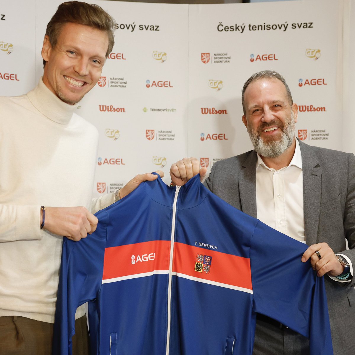 jsmeceskytenis's tweet photo. Kapitánská bunda předána! 🤝🎾 @tomasberdych byl dnes na tiskové konferenci Českého tenisového svazu oficiálně uveden do funkce kapitána českého daviscupového týmu.
Berďo, vítej ofiko v týmu! 🇨🇿
#jsmeceskytenis #tomasberdych #kapitan #itftennis #atptour https://t.co/E6qBv8zHjU