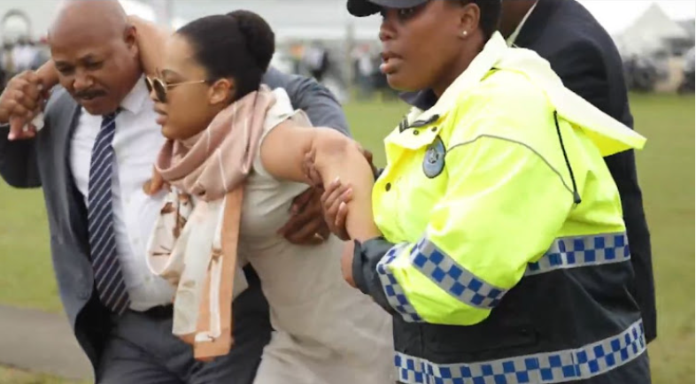 TimesLIVE's tweet photo. A woman at the ceremony unveiling a statue of King Shaka was arrested as she rushed the stage where President Cyril Ramaphosa and King Misuzulu were sitting.
https://t.co/k4SVEkffiI https://t.co/VUf8res25K