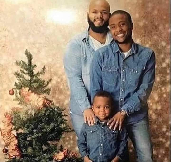 ApheleleJody's tweet photo. I'm not going to  lie..😠 this bothers me to my core . I don't understand why y'all think that this is right or DESCENT, and personally IT GOES AGAINT MY RELIGION. 😠😤 The fact that in this day and time more and more people think that its ok to have a tree this small be killing my holiday spirit..😭😭.. Get it together people.. 🙄