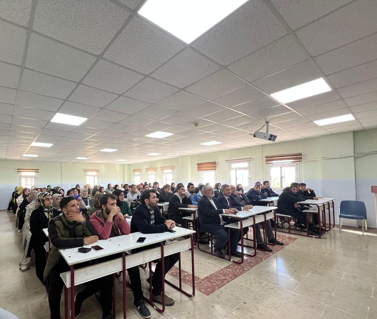 yedihilalsurfa's tweet photo. HRU İlahiyat Fakültesinde, "Din ve Bilim" konulu ikinci konferansta üniversiteli kardeşlerimizle bir araya geldik. Sunumlarından dolayı @DocDrKasimTakim hocamıza teşekkür ederiz.

Aynı konuda üçüncü bir konferans için sözleştik. Yakında...😉🎟️

@yedihilaluni @yedihilal https://t.co/sZ30XLpq3k