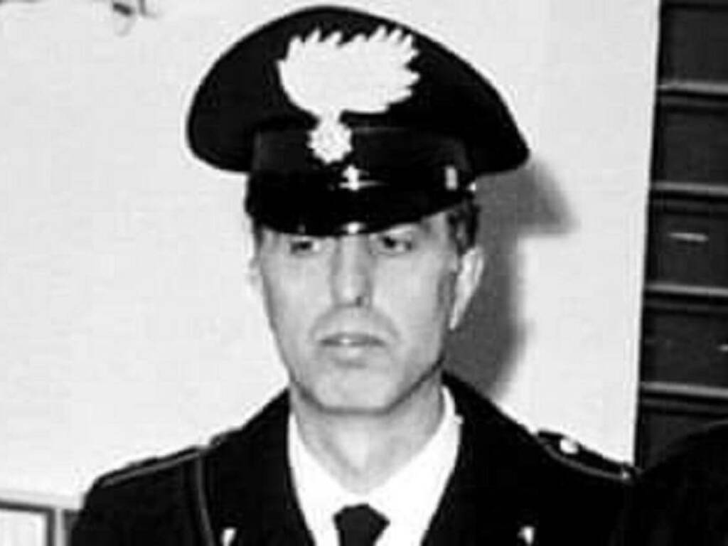 Uno dei cc arrestati sapete di chi è figlio? Di un generale del Ros che è praticamente l'ultimo alto ufficiale a parlare con il mllo Lombardo prima che, questi, venisse trovato morto all'interno di una caserma dei Cc. indagini su quella morte? Praticamente zero. Mi fermo qui.