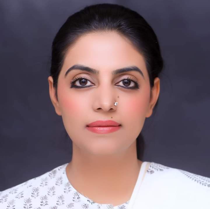Gayatri21611's tweet photo. बेनीवाल ने खुले मंच पर बौखलाहट में कई बार हाथापाई तक की है फिर भी लोगो ने संयम रखा।
दिव्या मदेरणा ने कभी निम्न स्तर की राजनीति का समर्थन नही किया है क्योंकि उन्होंने मदेरणा परिवार ने उच्च आदर्शों की राजनीति विरासत में प्राप्त की है।
@DivyaMaderna https://t.co/K2nF4nyKxQ