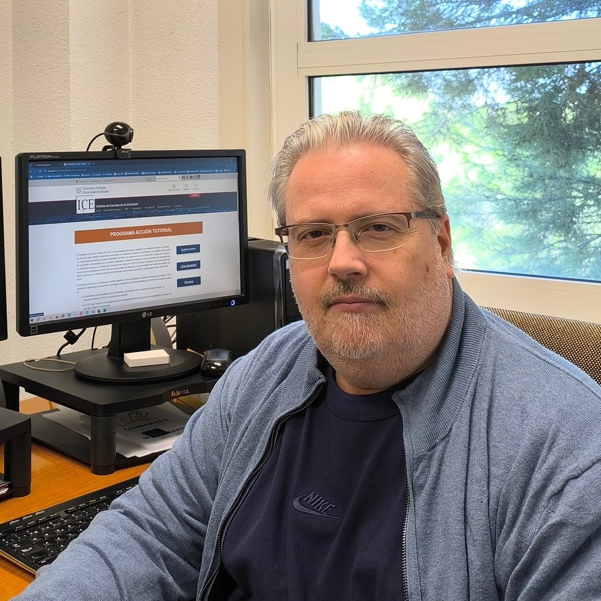 Un assistent virtual per a assistir a persones amb #TEA!
L'AI-ASD-Assistant és una eina accessible a través ChatGPT, on els usuaris poden fer consultes i rebre orientació sobretot el relacionat amb el TEA.
Més info en s.ua.es/va/HXH6
#autisme #IA