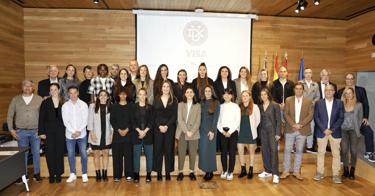 LogronoUnited's tweet photo. Ayer el Espacio Lagares nos acogió para la gala de presentación del equipo.
Cambiamos los tacos por lo tacones👠 
#GoDUX #seguimoscreciendo https://t.co/jvtBnhidZ3