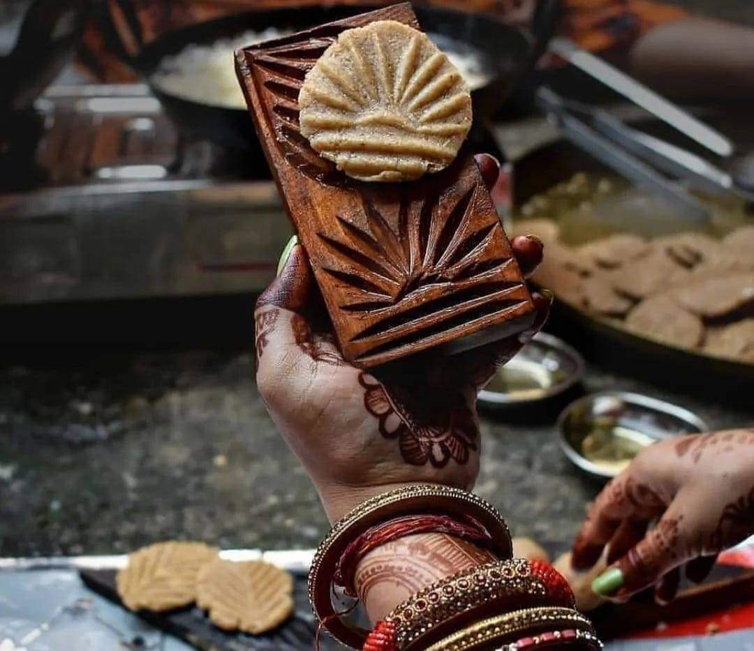 अपने अंदर पूरे बिहार की मिठास समेटे रहता है,
ठेकुआ प्रसाद कम हमे अमृत ज्यादा लगता हैं..❤️🌻
#ChathPuja2024