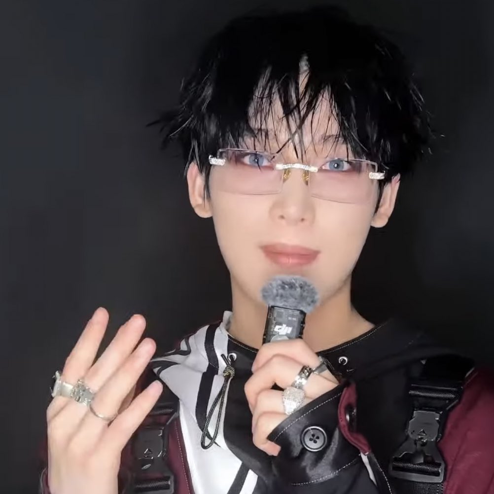 silentstarsnoo's tweet photo. can we talk HOW BEAUTIFUL HE LOOKS WITH BLUE EYES https://t.co/2f3hdWTfG5