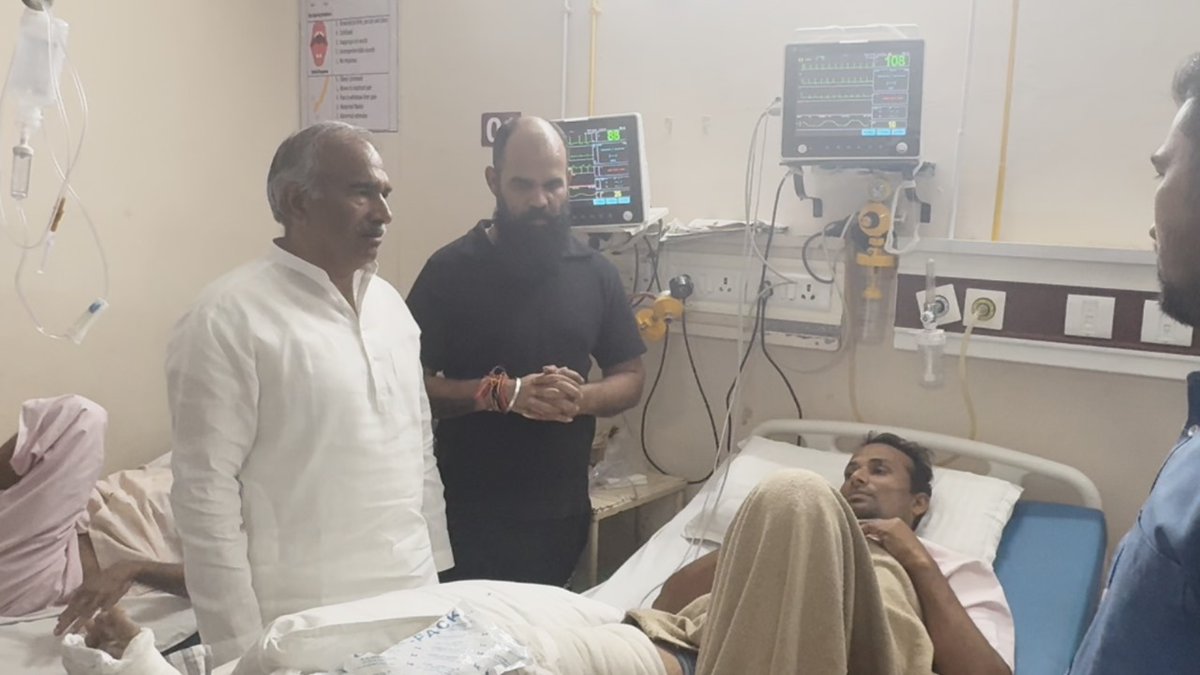TheArvindPandey's tweet photo. विगत दिन पूर्व रामनगर के समीप मार्चुला में हुई बस दुर्घटना के घायल लोग जो  काशीपुर स्थित उजाला अस्पताल और कृष्णा अस्पताल में भर्ती हैं, उनका हालचाल जाना तथा उनके स्वास्थ्य की जानकारी ली।

आप सभी के शीघ्र स्वस्थ होने की कामना करता हूँ।  

#Kashipur | #Marchula | #Uttarakhand https://t.co/XkaoZLSINB